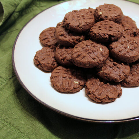 Mint chocolate sugar cookies | One Mama's Daily Drama --- Peppermint and chocolate together in a cookie that's the balance between soft and crunchy. So yummy!