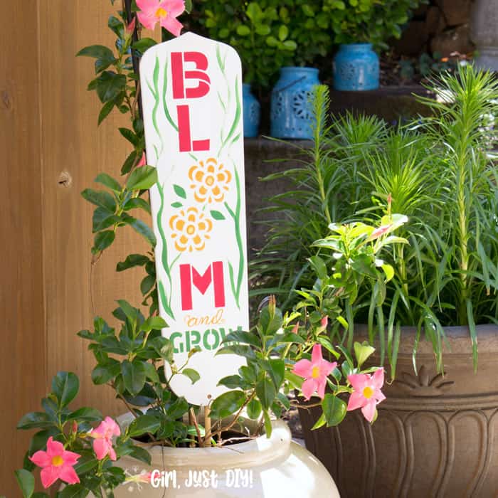 Fan blade garden sign that says "bloom and grow" from Girl Just DIY.