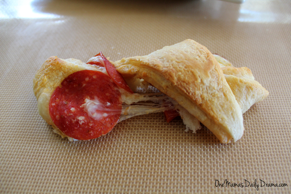 Cheesy crescent pizza bites | One Mama's Daily Drama --- This 3-ingredient recipe is a delicious snack for after school or a weekend party. It has all the hot cheesy goodness of pizza.
