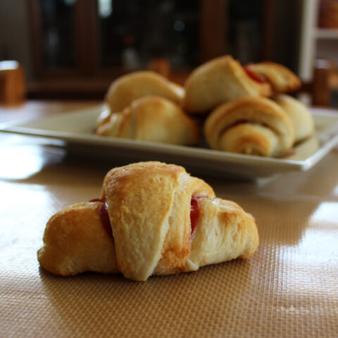 Cheesy crescent pizza bites | One Mama's Daily Drama --- This 3-ingredient recipe is a delicious snack for after school or a weekend party. It has all the hot cheesy goodness of pizza.