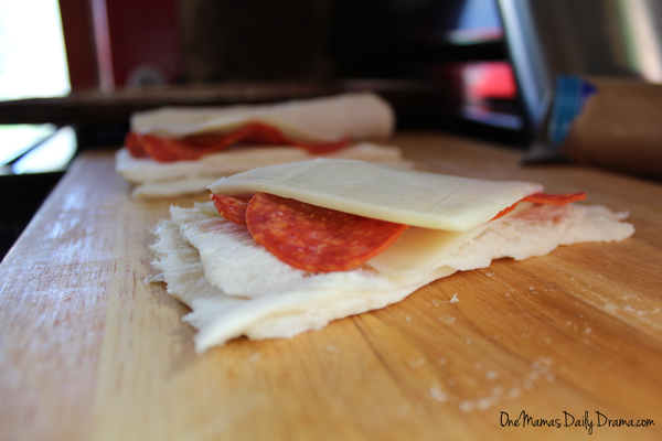 Cheesy crescent pizza bites | One Mama's Daily Drama --- This 3-ingredient recipe is a delicious snack for after school or a weekend party. It has all the hot cheesy goodness of pizza.