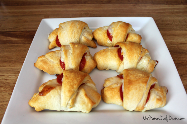 Cheesy crescent pizza bites | One Mama's Daily Drama --- This 3-ingredient recipe is a delicious snack for after school or a weekend party. It has all the hot cheesy goodness of pizza.
