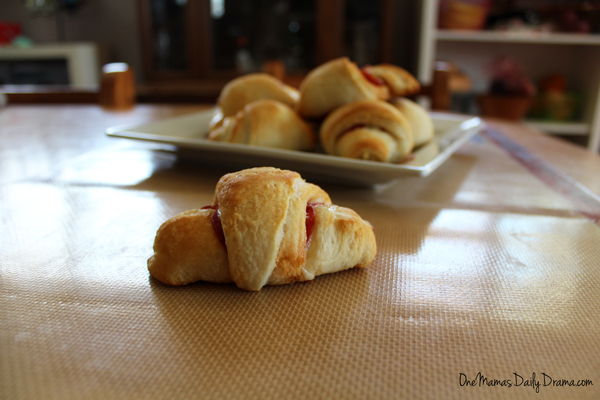 Cheesy crescent pizza bites | One Mama's Daily Drama --- This 3-ingredient recipe is a delicious snack for after school or a weekend party. It has all the hot cheesy goodness of pizza.