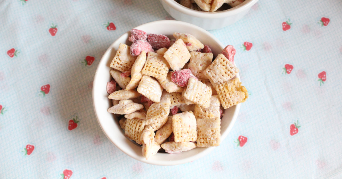 Strawberry lemonade chex mix muddy buddies.