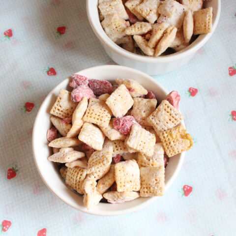 Strawberry lemonade chex mix muddy buddies recipe