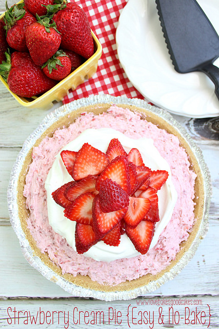 Pink Strawberry Cream Pie topped with fresh, sliced berries from Love Bakes Good Cakes.