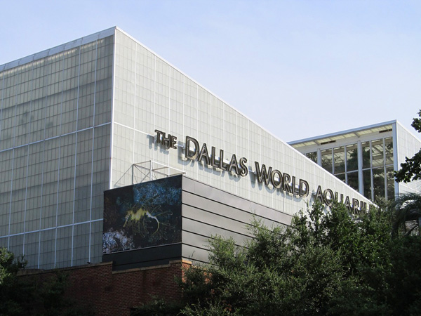 outside of the Dallas World Aquarium