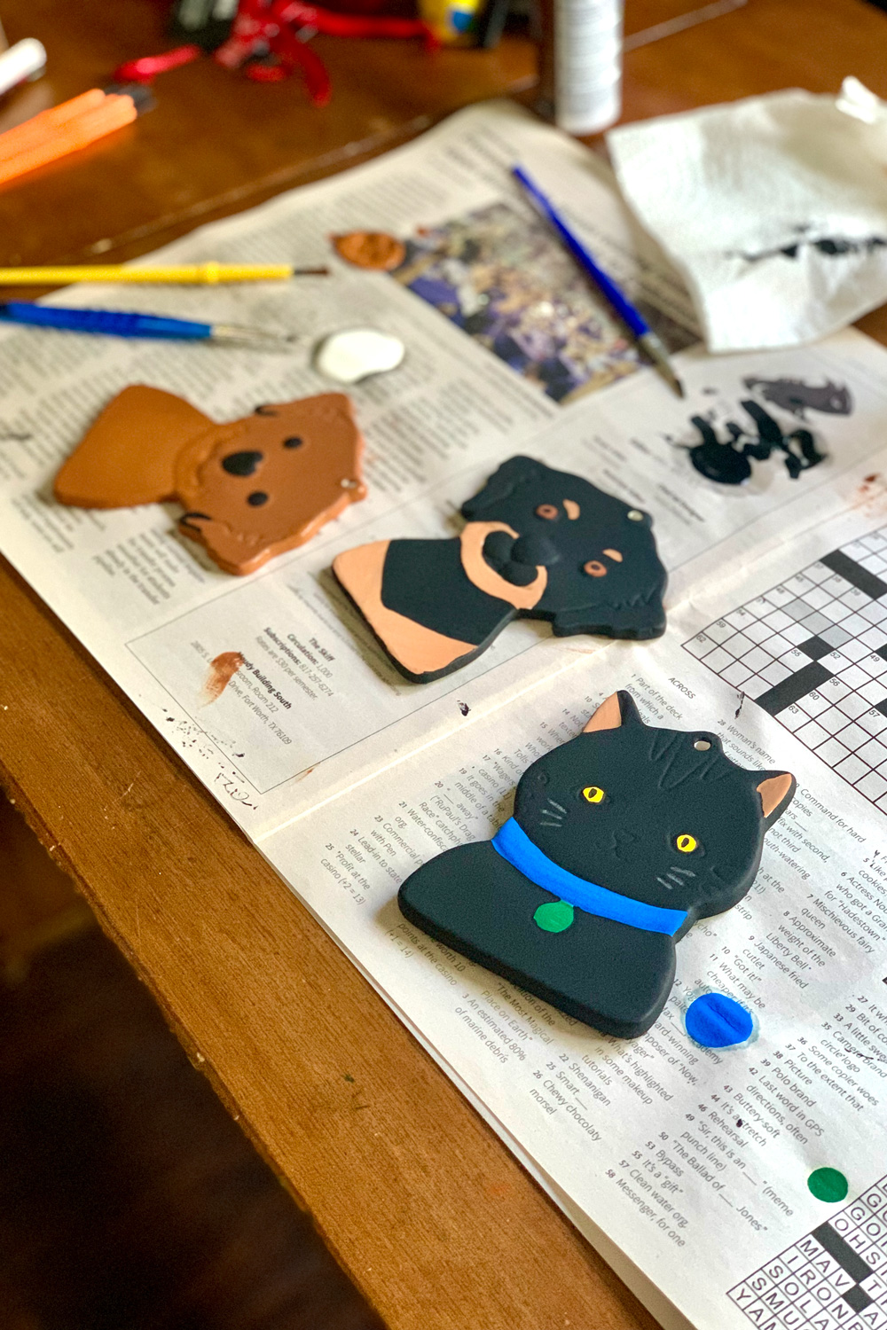 Dog and cat ornaments with pupil dots and ear highlights.