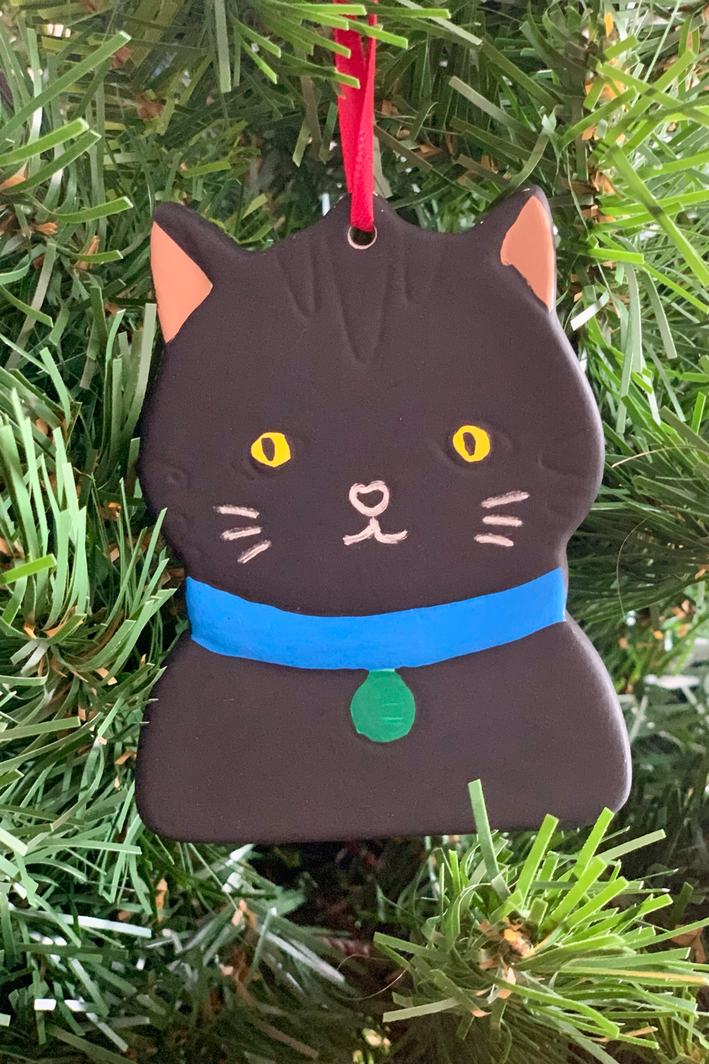 Black cat ornament.