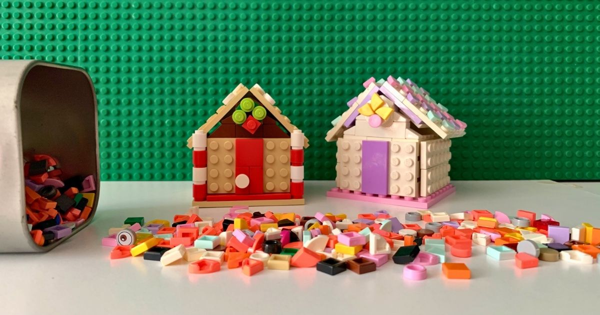 Small LEGO gingerbread houses made from tan and white bricks decorated with tiny flat pieces.