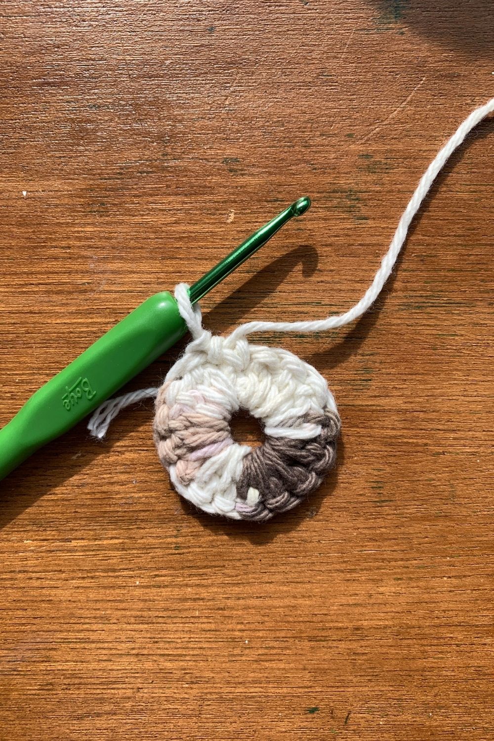 A circle of 15 double crochet stitches.