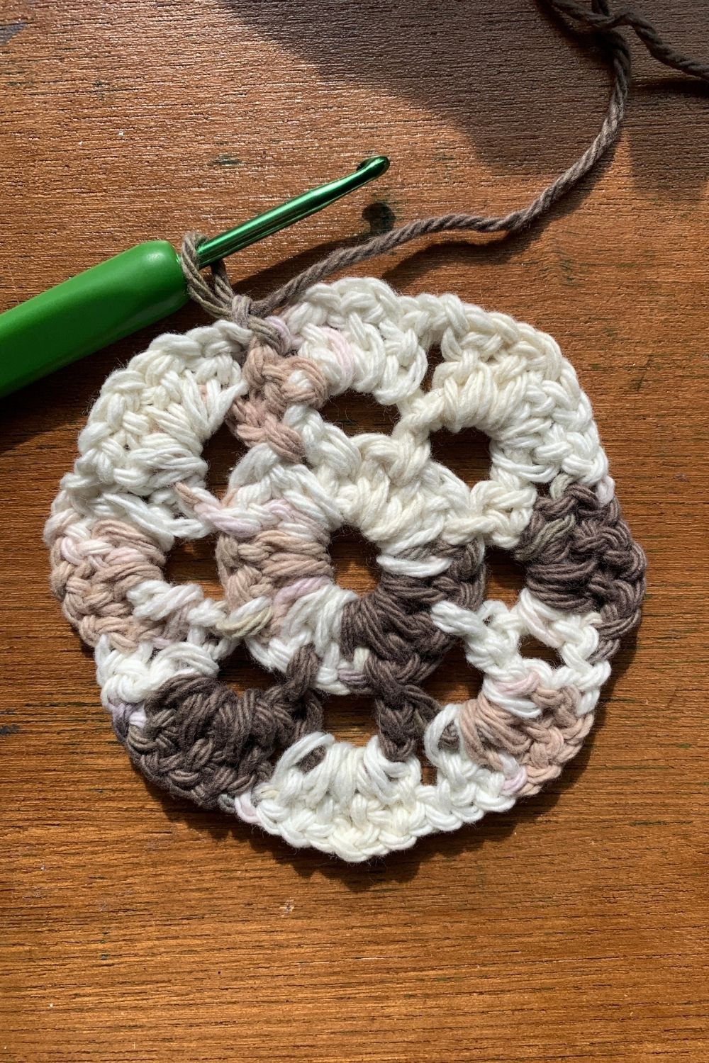 Ending a round of 4 double crochet stitches in each gap.