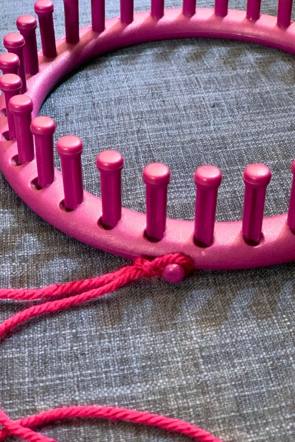 A loop of yarn tied to the anchor peg of a loom.